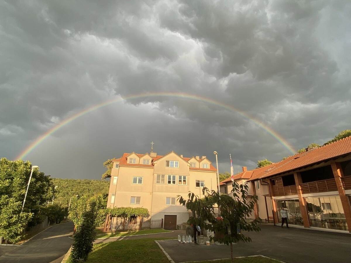 Поплочавање каменом око манастирске цркве