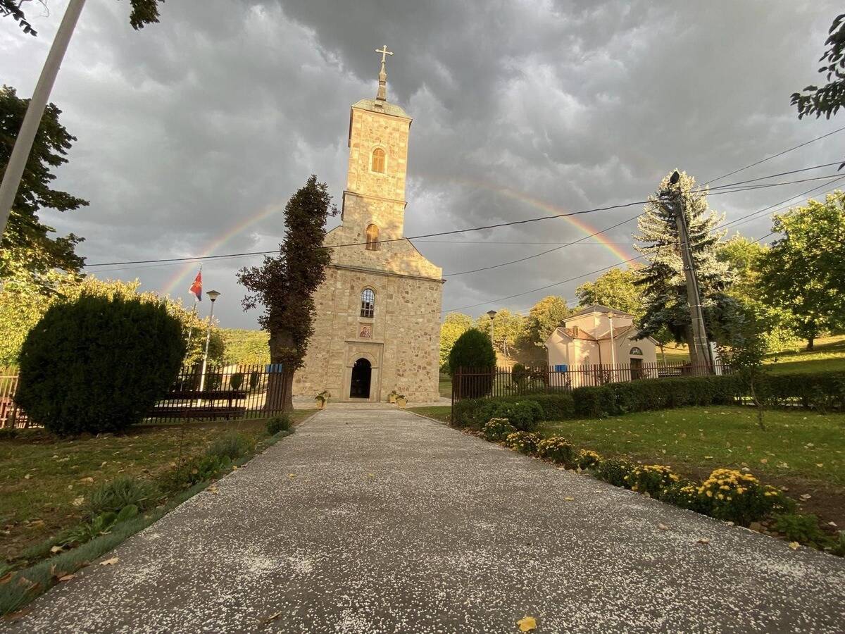 Поплочавање каменом око манастирске цркве