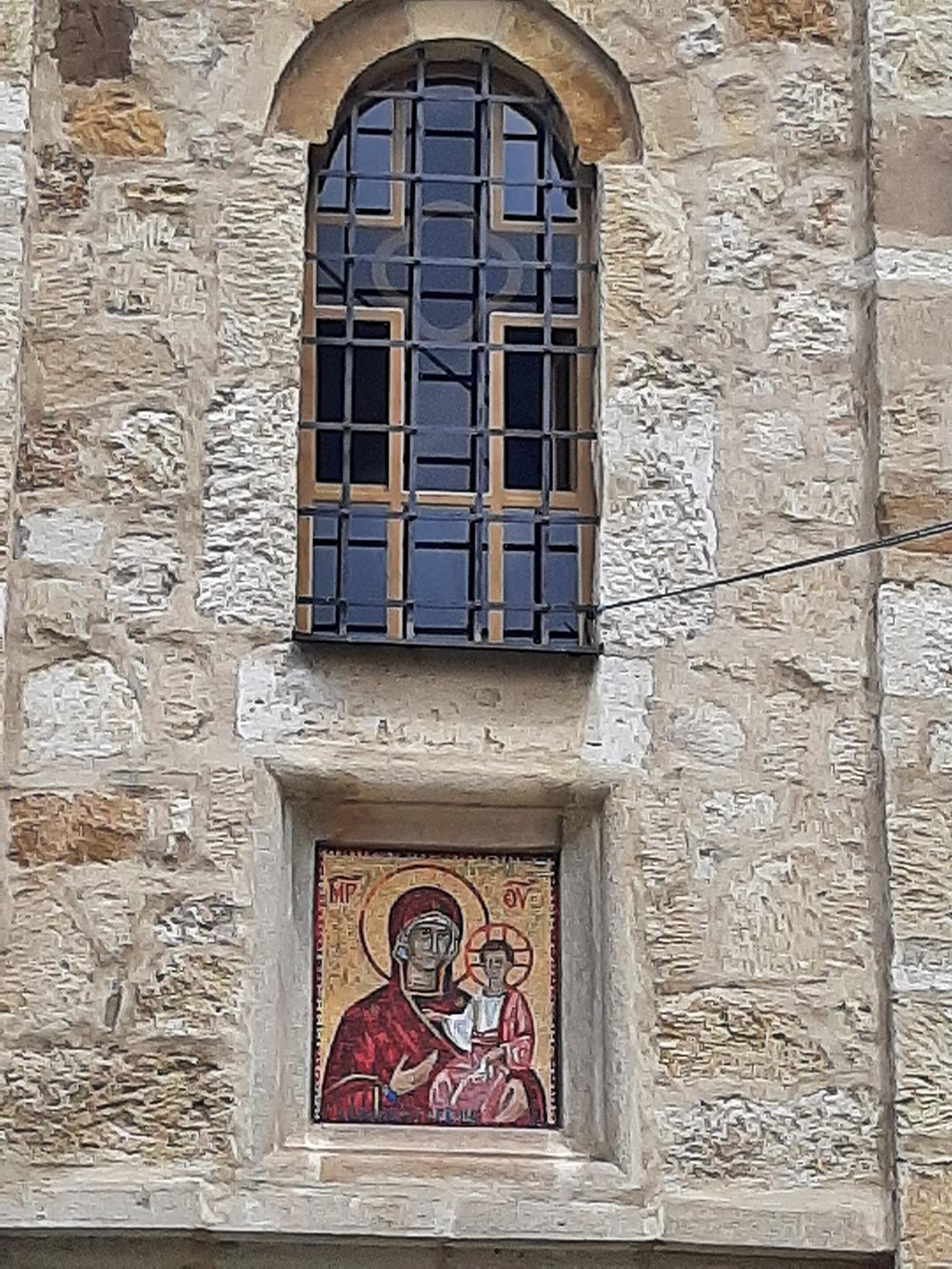 obnovljena-ulazna-vrata-i-zamenjen-prozor-manastira-rajinovac-4