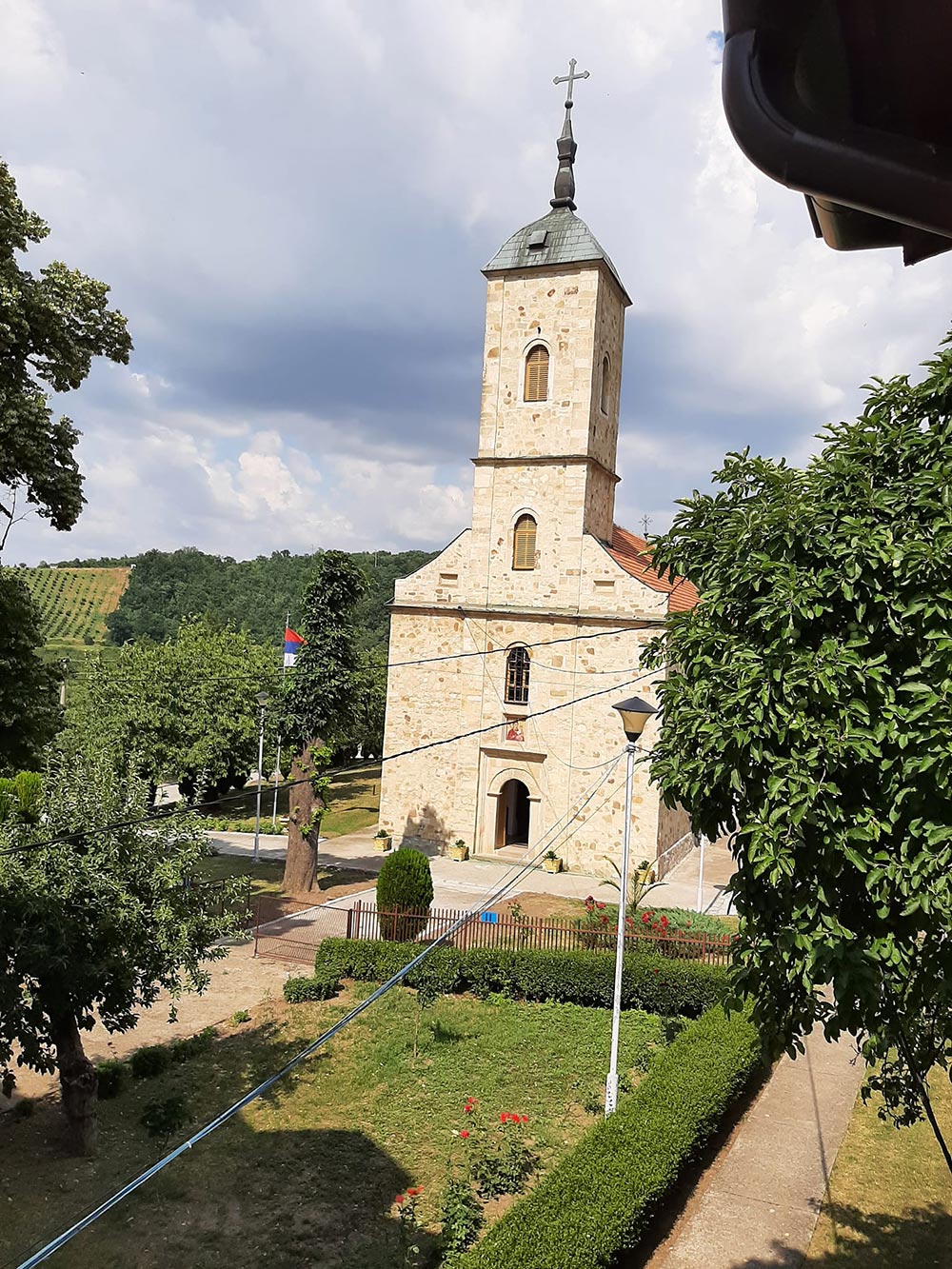 Zamenjeni prozori na manastiru