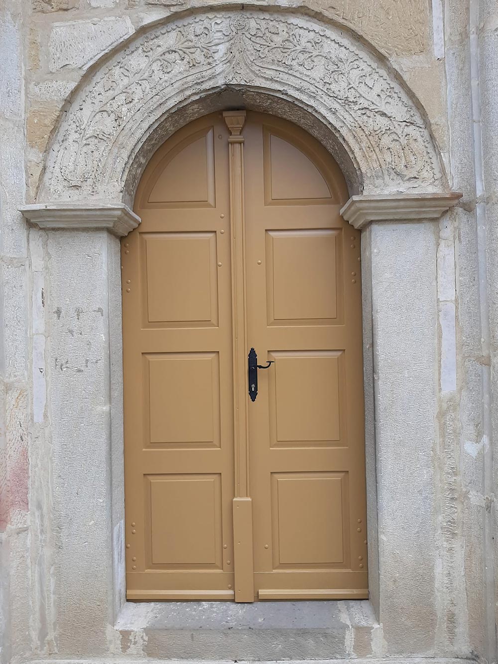 Zamenjena ulazna vrata na manastiru