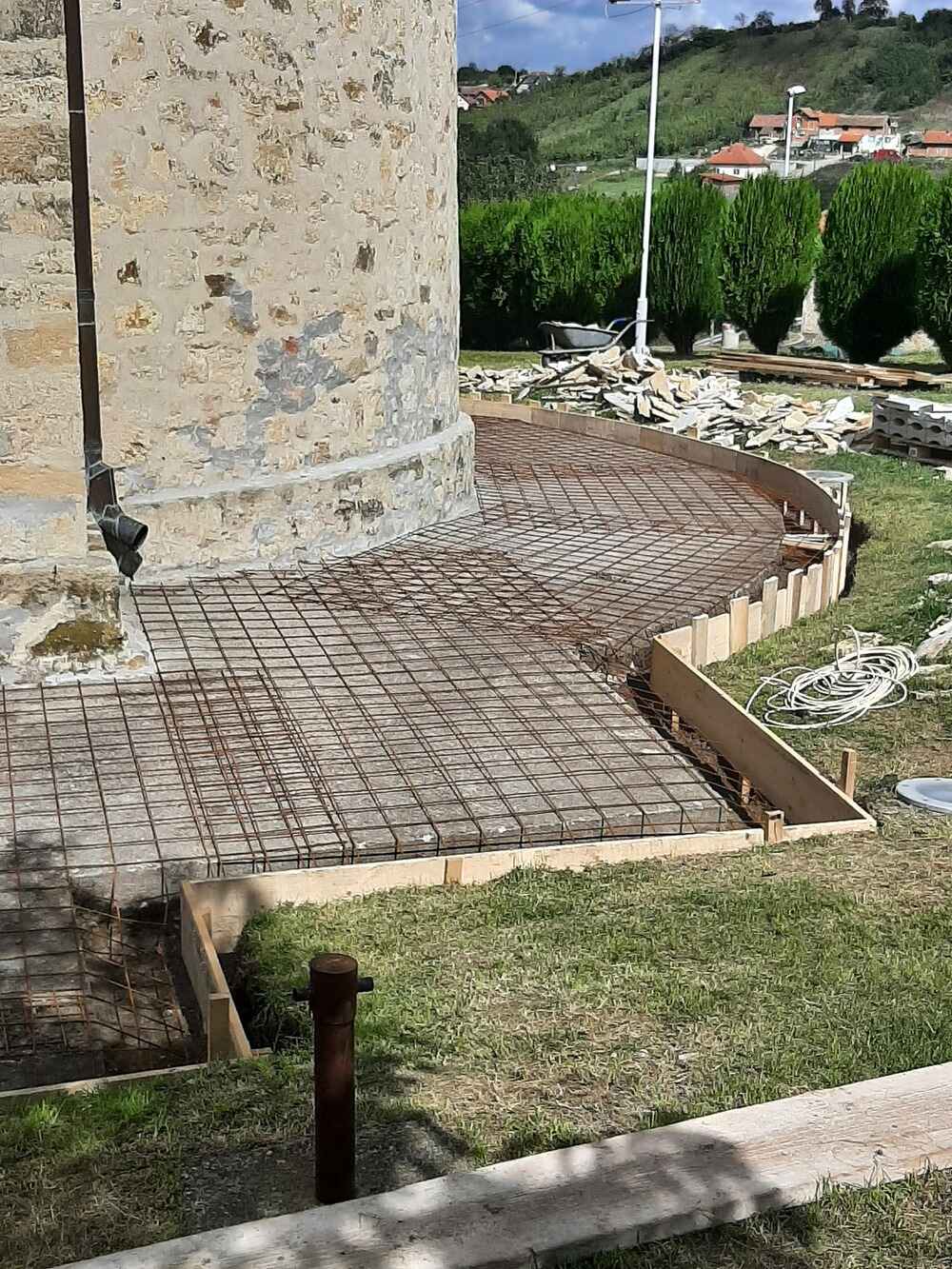 Поплочавање каменом око манастирске цркве