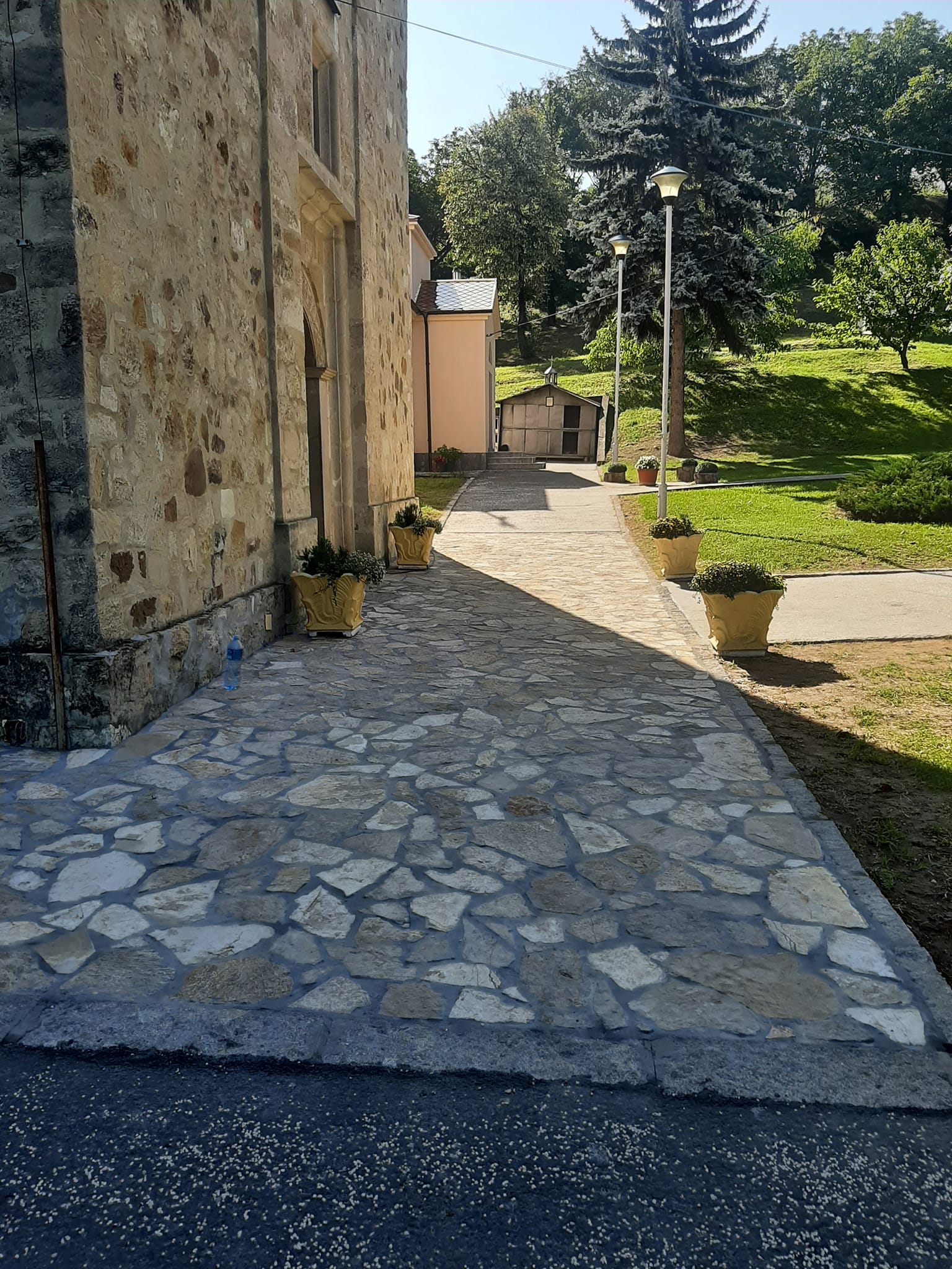 Поплочавање каменом око манастирске цркве