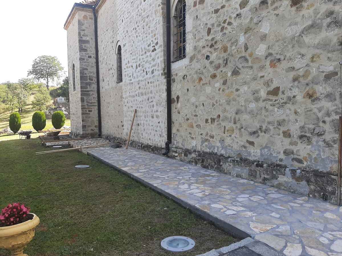 Поплочавање каменом око манастирске цркве