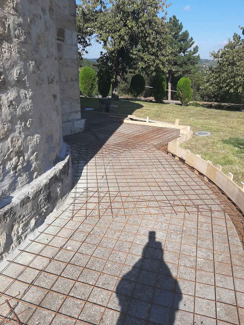 Поплочавање каменом око манастирске цркве