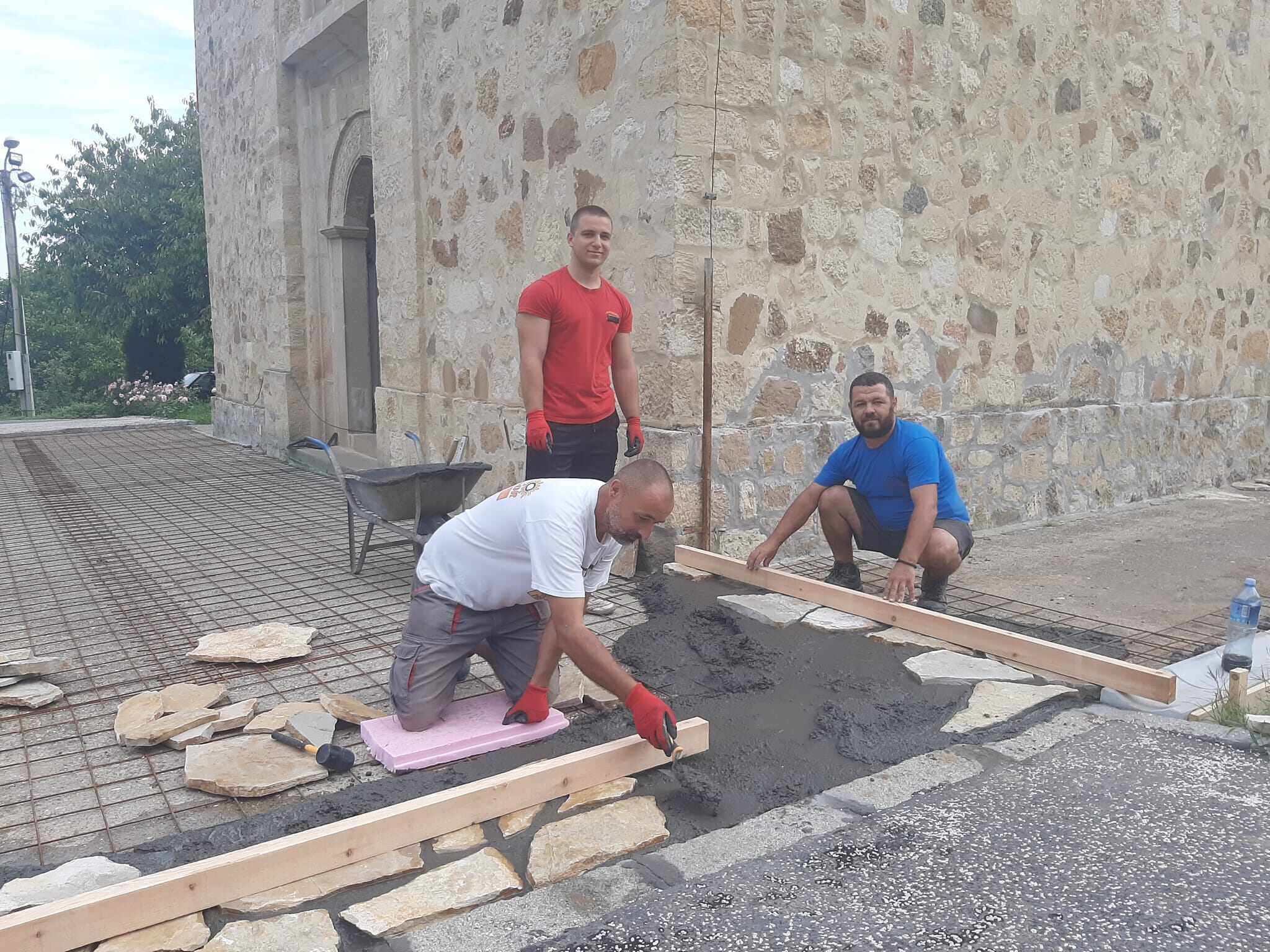 Поплочавање каменом око манастирске цркве