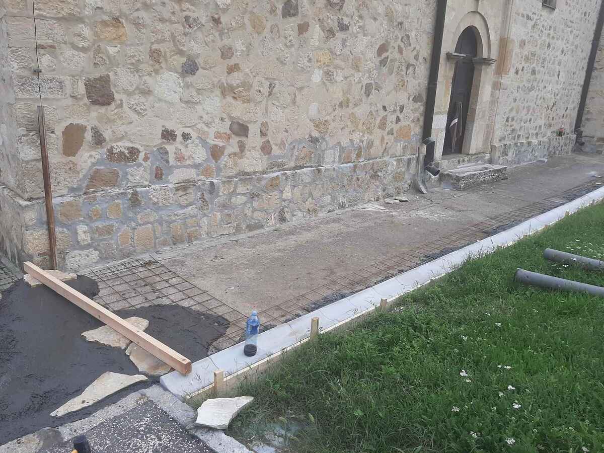 Поплочавање каменом око манастирске цркве
