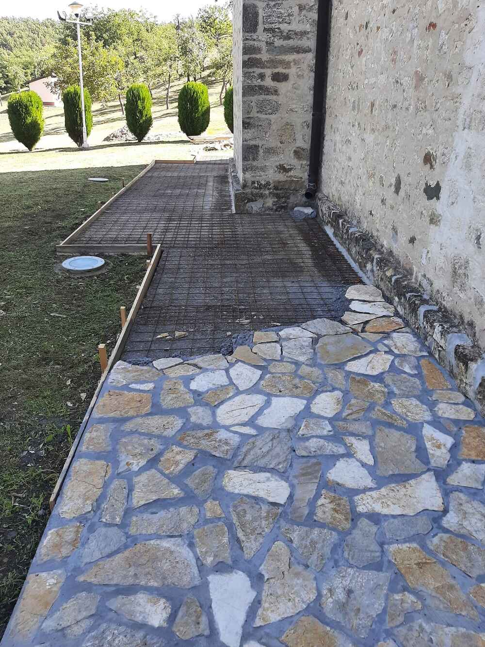 Поплочавање каменом око манастирске цркве