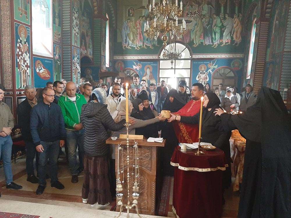 Lomljenje kolaca za proslavu sv Georgija