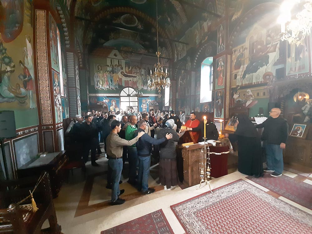 Lomljenje kolaca za proslavu sv Georgija u manastiru Rajinovac