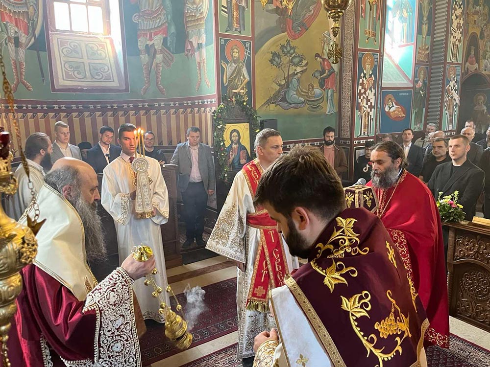 Sluzba Patrijarha Porfirija i Arhimandrita Serafima