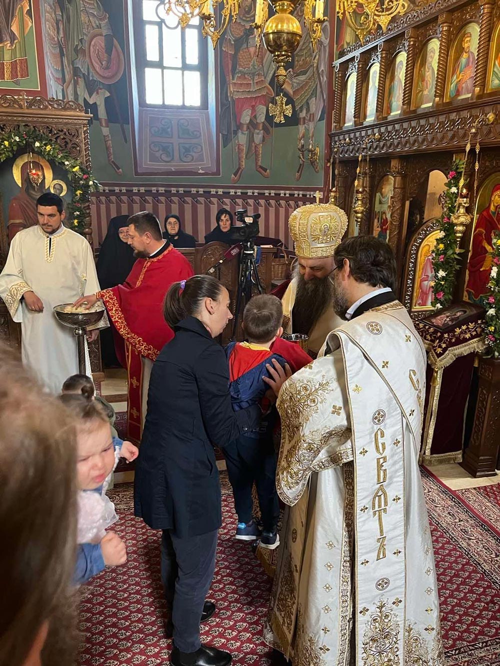 Patrijarh Porfirije pricescuje dete