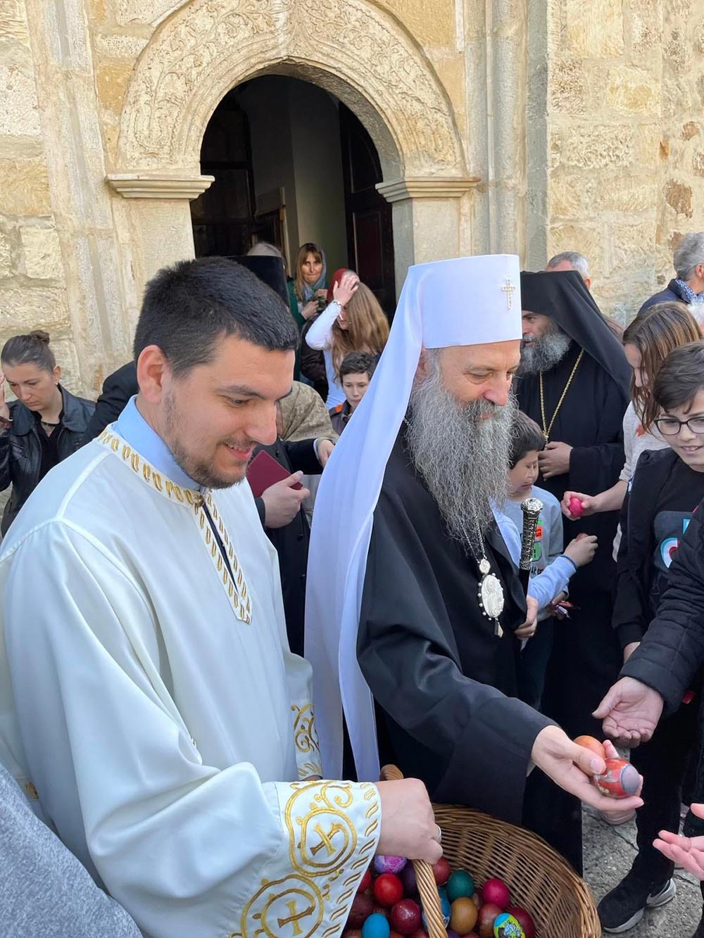 Patrijarh Porfirije deli uskrsnja jaja