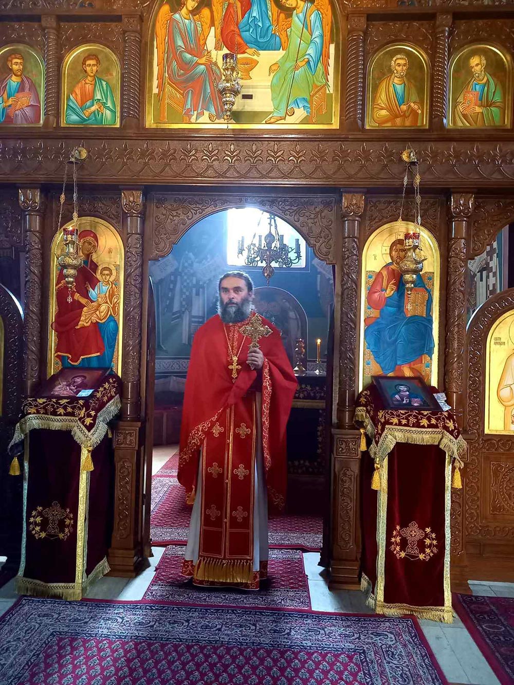 Arhimandrit Serafim drzi casni krst