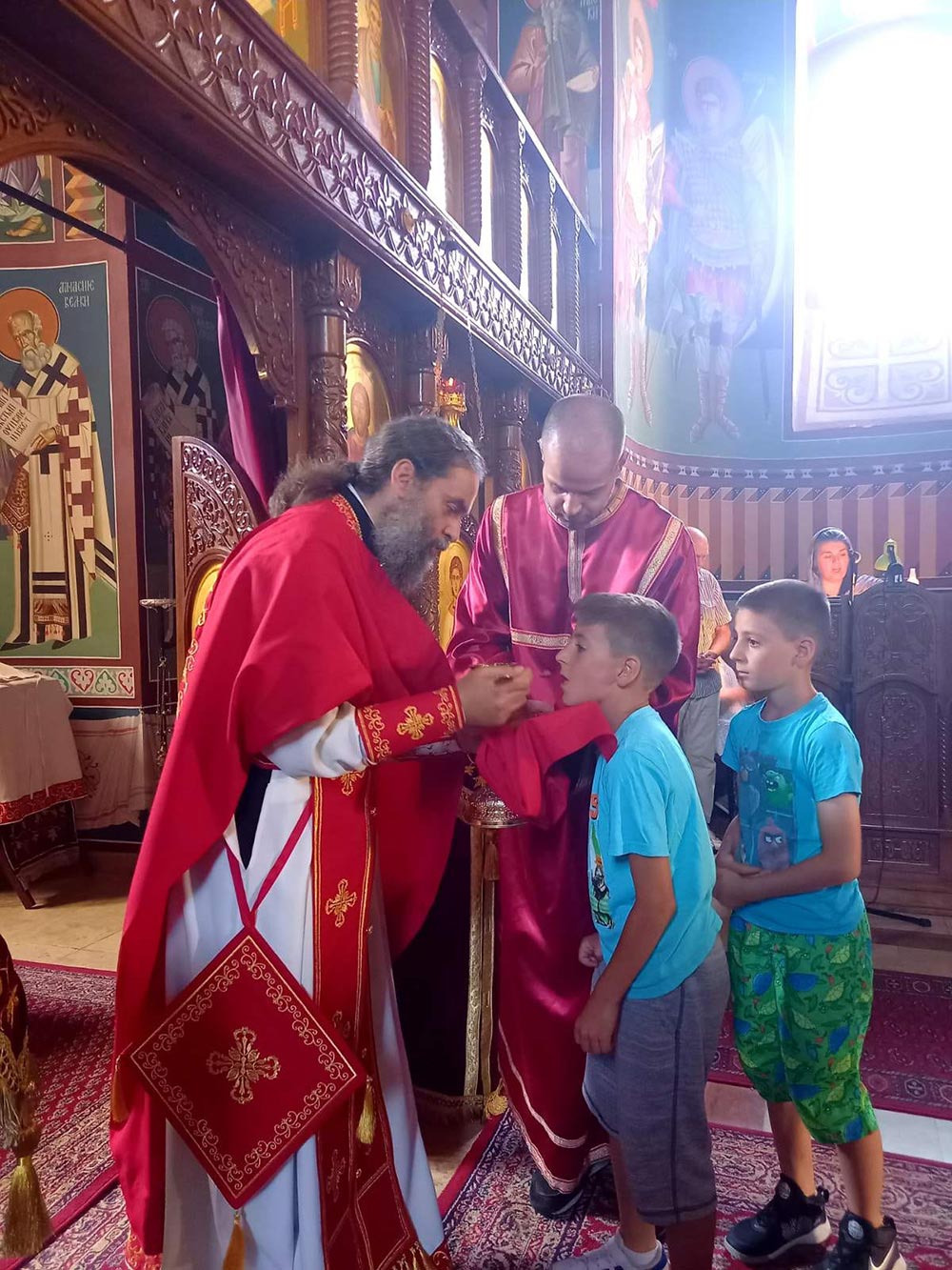 Arhimandrit Serafim pricescuje decu