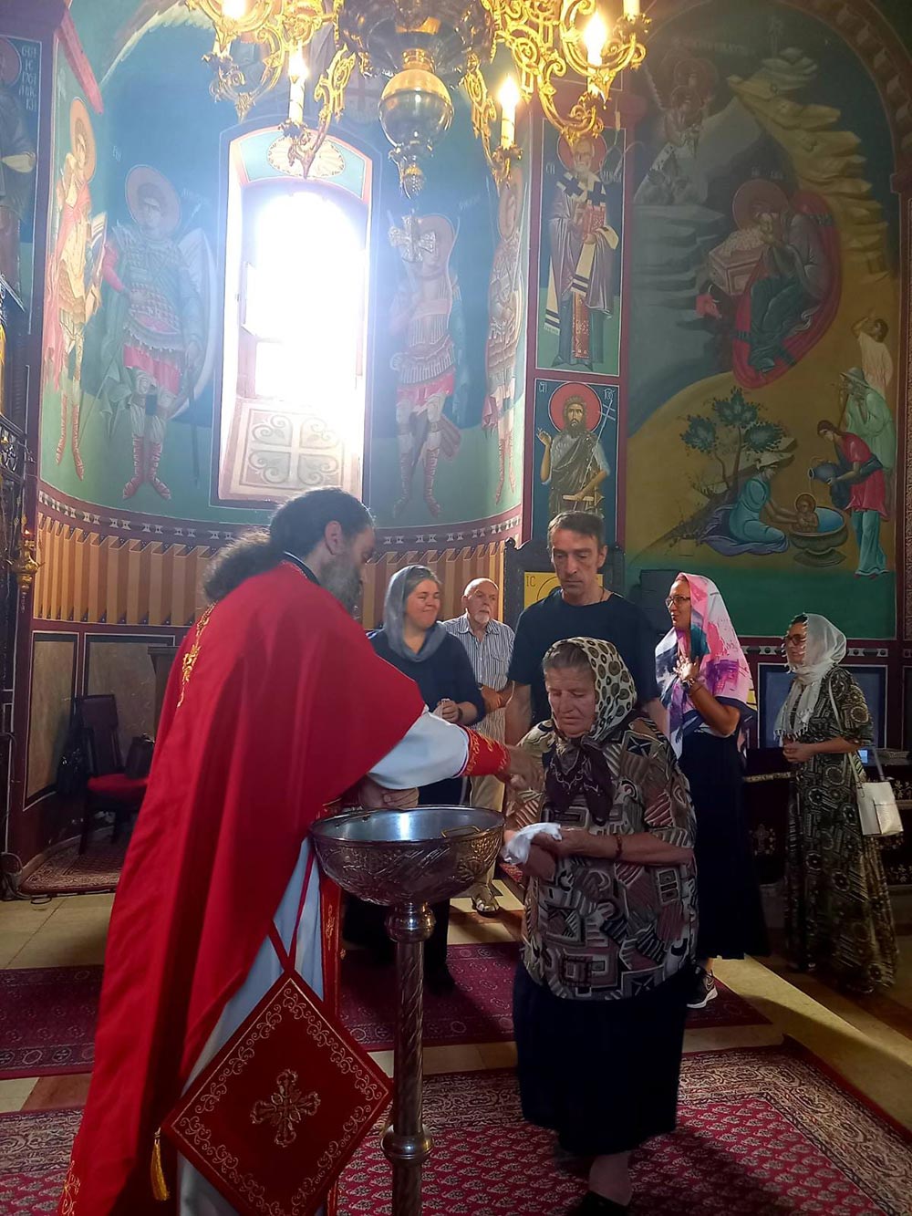 Arhimandrit Serafim pricescuje